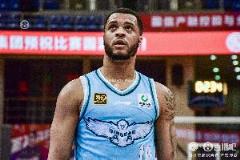 雙外援表現(xiàn)亮眼！韋瑟斯龐17分7板11助4斷，米奇16分6板5助2斷