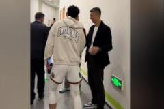 季后賽首秀砍37分11助！郭士強(qiáng)賽后球員通道暖心互動(dòng)林葳