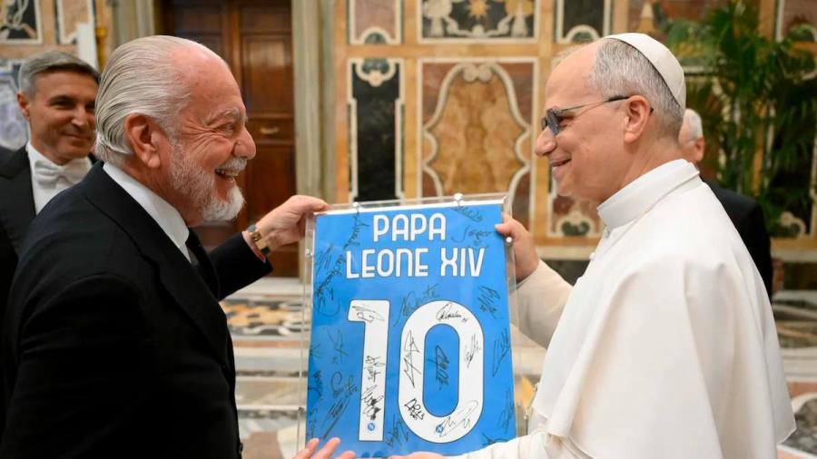 那不勒斯全隊(duì)赴梵蒂岡獻(xiàn)禮，向新教皇贈(zèng)送10號球衣