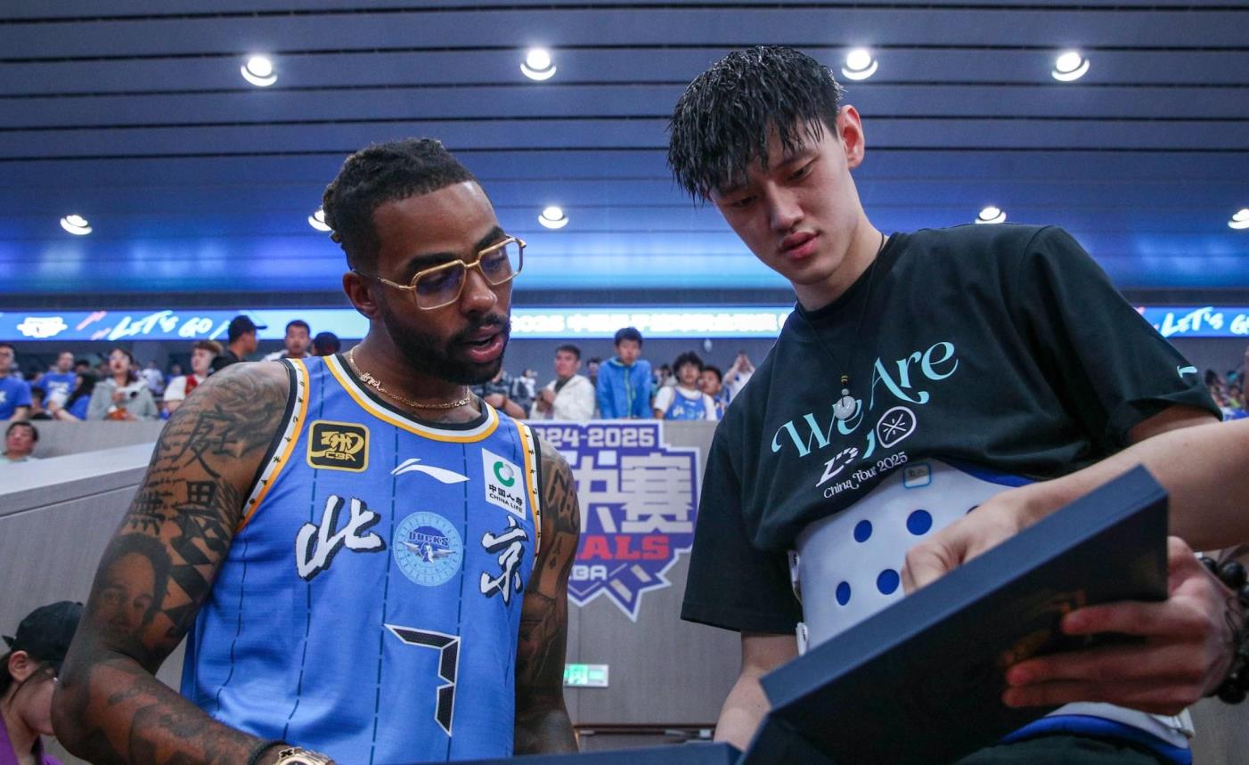 拉塞爾觀戰(zhàn)CBA總決賽：比賽氛圍熱烈，雷蒙防守表現(xiàn)突出