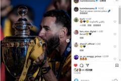 本澤馬曬親吻沙特聯(lián)獎(jiǎng)杯照片：奪冠時(shí)刻一切按計(jì)劃進(jìn)行