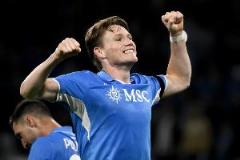 春風(fēng)得意抽一支！麥克托米奈在那不勒斯奪冠游行中吸煙