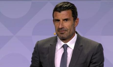 菲戈52歲食指指地慶祝：突破巴薩防線瞬間，現(xiàn)場視角震撼來襲