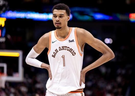 Shams：文班亞馬已恢復場地訓練，預計將在訓練營開啟時回歸