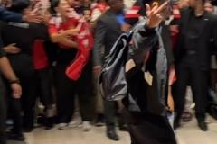 阿瑪?shù)鲁吻遑Q中指事件：因有人侮辱母親而拒絕尊重對方