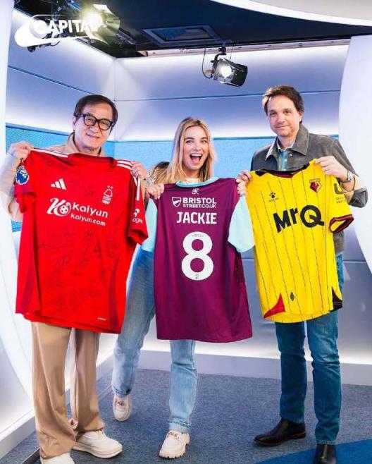 成龍亮相英超，諾丁漢森林曬照歡迎“大哥”加盟