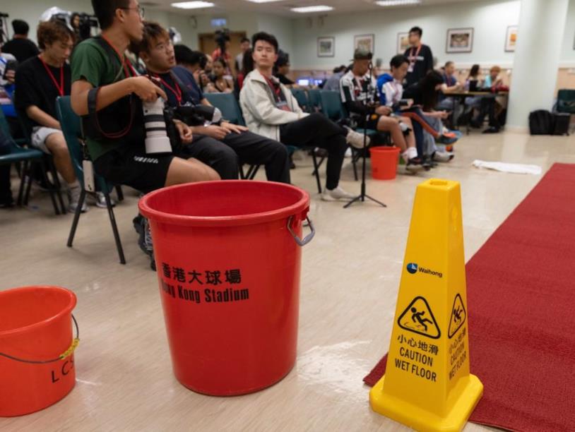 曼聯(lián)香港發(fā)布會場地突發(fā)頂棚漏水事件