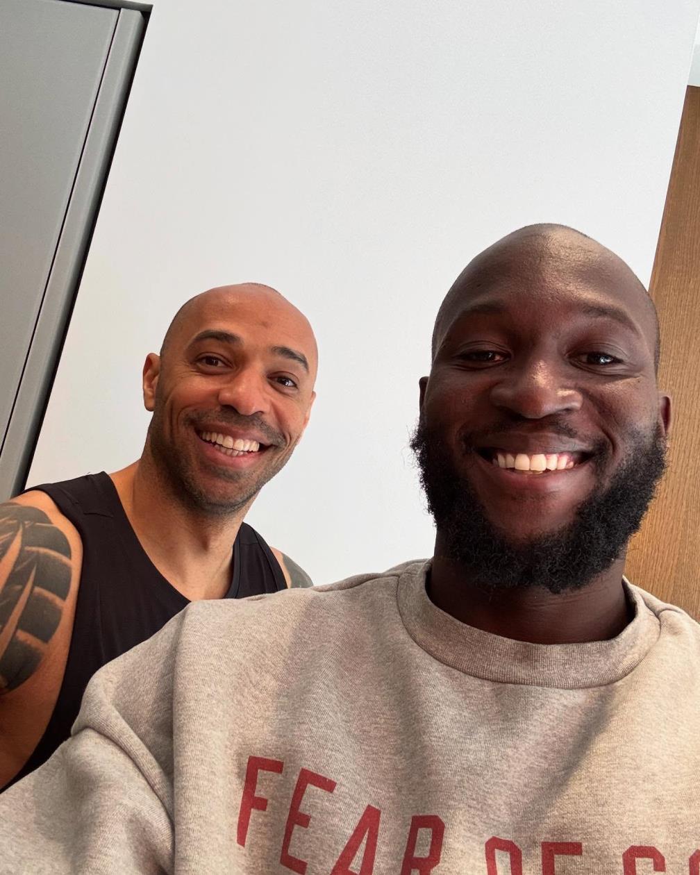 盧卡庫與亨利合影：我承諾以后會盡量不再半夜給你打電話了