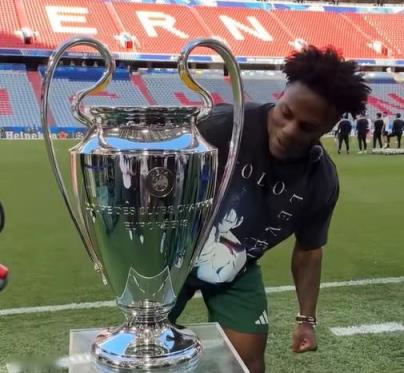 甲亢哥與名宿同臺競技，與登貝萊、阿什拉夫互動精彩