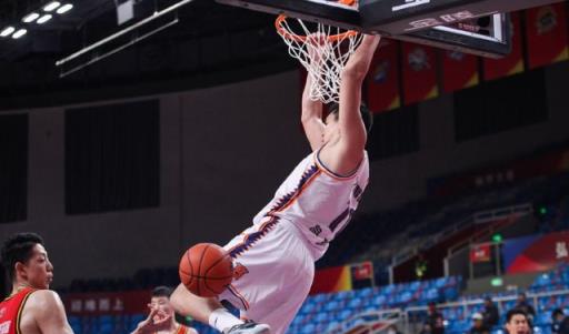 CBA最新動態(tài)：上海男籃續(xù)約閆鵬飛，顧全轉(zhuǎn)任教練，奧莫特正式離隊