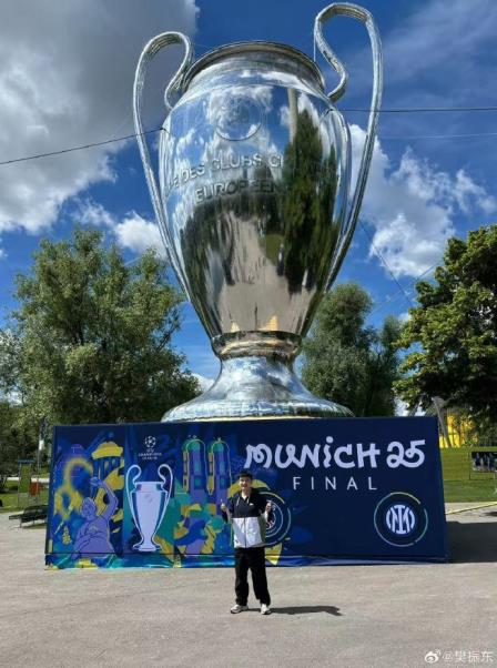 樊振東曬歐冠獎杯合影配文“早上好，慕尼黑”