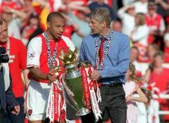 亨利采訪溫格：為法國(guó)足球高興，教授的暖心回應(yīng)讓全場(chǎng)沸騰