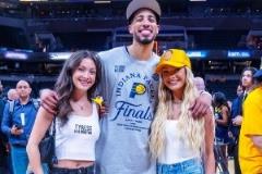 深夜一把狗糧！哈利伯頓女友曬照：回家嘍！為這支球隊(duì)感到驕傲