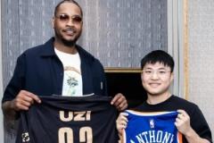 Uzi分享與安東尼合影：開(kāi)心見(jiàn)到甜瓜，期待共同運(yùn)動(dòng)打球