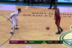 老馬?。赫材匪共恍枰\(yùn)球炒菜，他能把球放進(jìn)筐