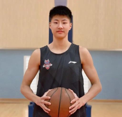 CBA最新動(dòng)態(tài)：鄒昀軒加盟廣東宏遠(yuǎn)，布朗離隊(duì)廣廈，上海換帥風(fēng)波