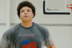 洛夫頓現(xiàn)身訓(xùn)練場(chǎng) 曬近期訓(xùn)練視頻仍穿上海隊(duì)短褲