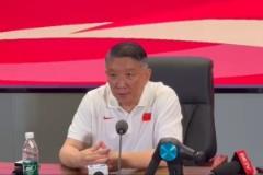 宮魯鳴：張子宇體重與姚明相近，摔跤驚險(xiǎn)，腳步與對(duì)抗需加強(qiáng)