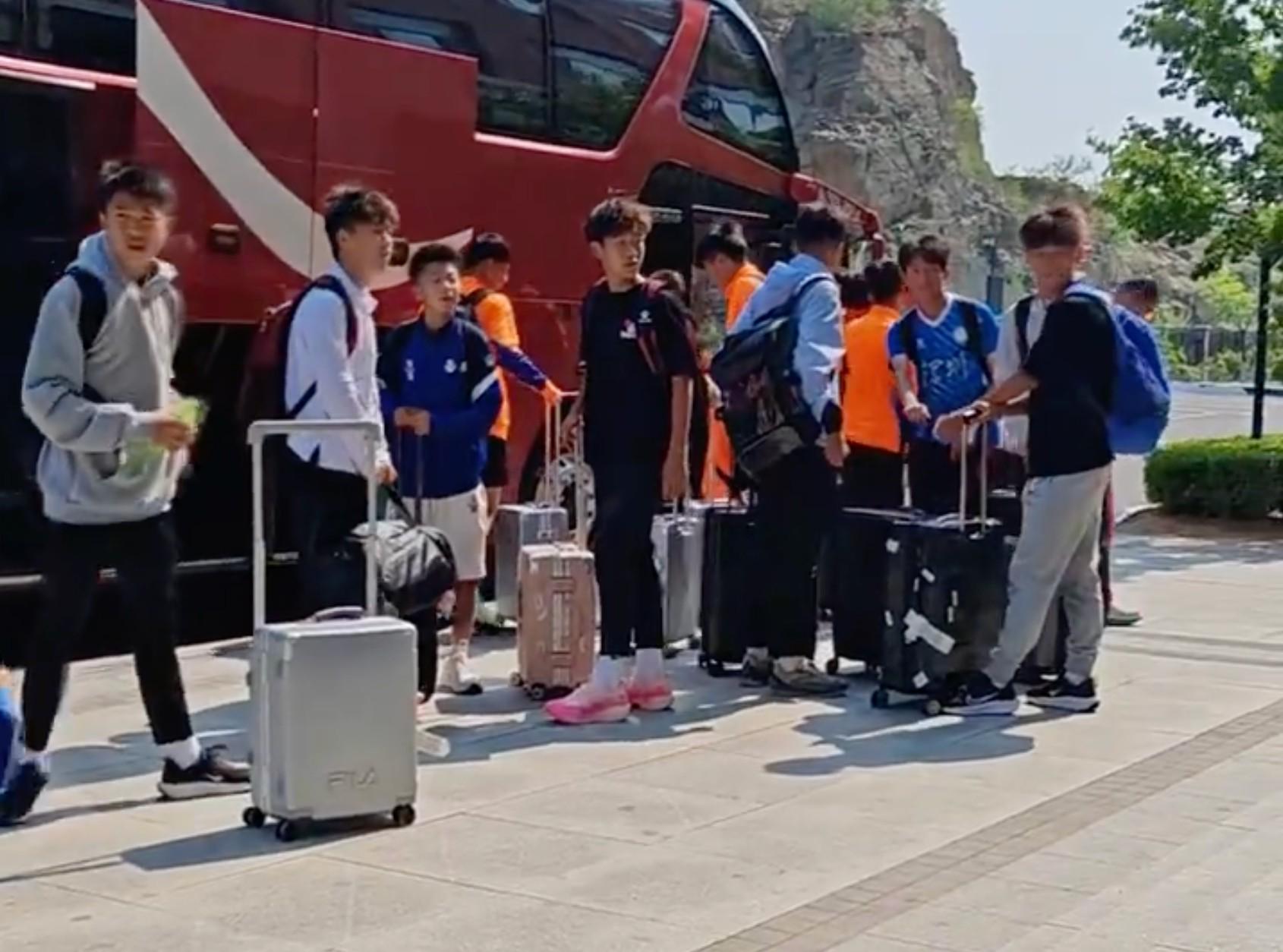 校足教練：嗨球糾紛后青訓(xùn)機(jī)構(gòu)連夜開會請法務(wù)處理