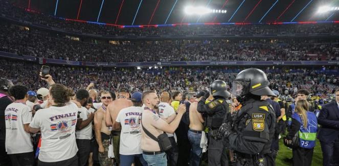 巴黎可能因球迷燃放煙花和沖場行為遭歐足聯(lián)處罰