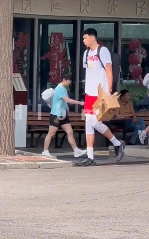 孫穎莎與男籃隊(duì)員同框引熱議，最萌身高差成焦點(diǎn)