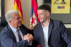 巴薩官方發(fā)布霍安-加西亞簽約視頻，球員笑容滿面