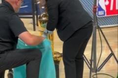 工作人員將奧布萊恩杯重新打包運(yùn)往莫斯科