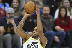 森薩博半場(chǎng)表現(xiàn)亮眼 11投6中砍下16分4板