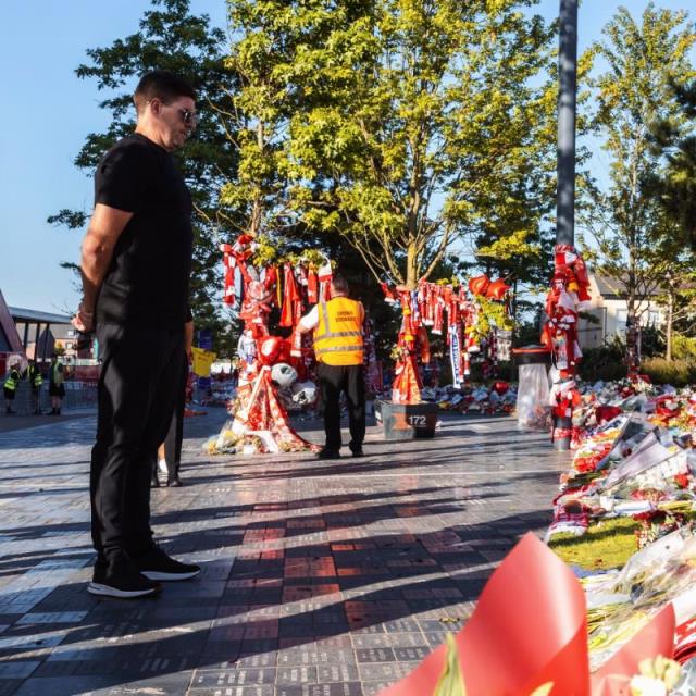 杰拉德率青訓(xùn)球員參觀安菲爾德，向若塔兄弟致哀