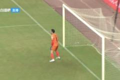 這球能撲到嗎？中甲驚現(xiàn)詭異烏龍：皮球折射后從門將身邊入網(wǎng)