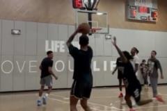 突破&投射&傳球樣樣行！李凱爾社媒曬打球視頻展現(xiàn)全能實(shí)力