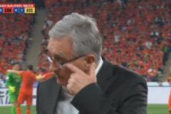 王大雷黃油手送禮，伊萬場(chǎng)邊抹眼角無奈討論換人