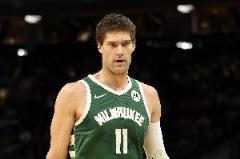 布克準絕殺！大洛怒斥溝通失誤，對手精準掩護成關(guān)鍵因素