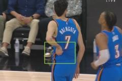 切特扣籃后捂腰仍堅持出戰(zhàn)