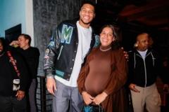 字母哥透露妻子將生四胎，她獲本賽季MVP稱號