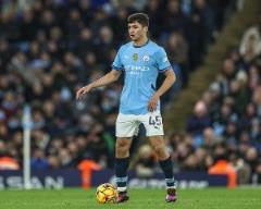 胡薩諾夫回國受民眾歡迎 成為國家足球偶像