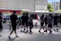 這么輕松？澳大利亞全隊(duì)上午還在杭州散步，晚上2-0輕取國足