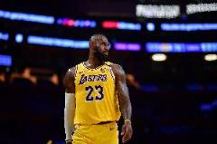 詹姆斯半場表現(xiàn)低迷，11投5中僅得10分5籃板7助攻