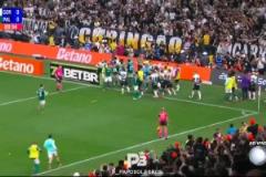 德佩雙腳踩球嘲諷對(duì)手！對(duì)手不滿將德佩干倒雙方爆發(fā)全武行！