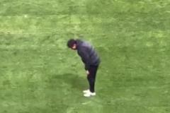 河大成賽后謝場(chǎng)致意國(guó)安球迷，蓉城助教歐巴回歸引關(guān)注