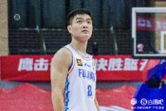 黎伊揚(yáng)手感不俗16分4板4助但5失誤5犯規(guī)