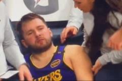 東契奇被推出界外躺在灰熊女助教身旁，怒吼：“我真TM受夠了！”