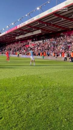 瓜帥賽后推奧賴?yán)蚯?，接受球迷掌聲與歡呼