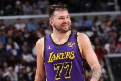 東契奇半場10中4貢獻15分4板6助2斷兩隊唯一上雙