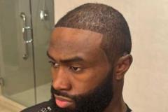 利索多了！杰倫-布朗剪短發(fā)留絡(luò)腮胡造型引關(guān)注