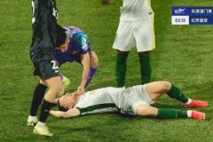 斯帕吉奇第四分鐘倒地昏迷，救護(hù)車(chē)緊急進(jìn)場(chǎng)