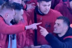 扎卡輸球后與球迷激烈沖突