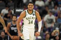 下半場(chǎng)三雙！字母哥單節(jié)狂砍15分10籃板12助攻