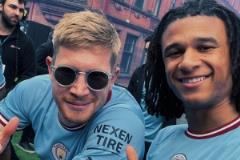 阿克社交媒體發(fā)布照片致敬德布勞內(nèi)：傳奇人物！