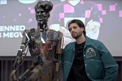 索博斯洛伊驚呆！遭遇詭異整蠱，看到扭曲的自己雕像與物品